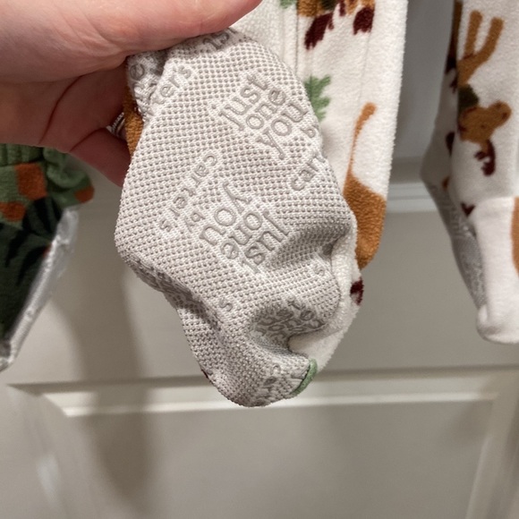 Carter’s 2 pair 2T fleece footie pajamas moose and dinosaurs excellent condition - Picture 3 of 6